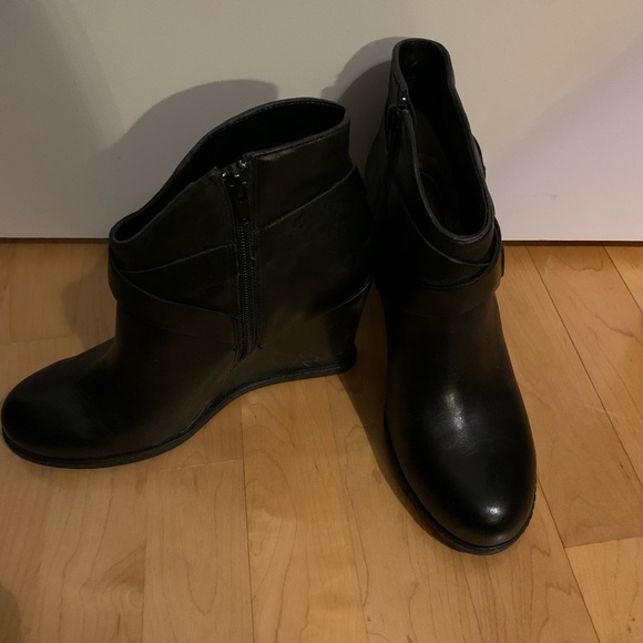 Me Too Women's Breanna Ankle Boots Black Wedge Heel Side Zip Buckle Leather 8 - Picture 3 of 8